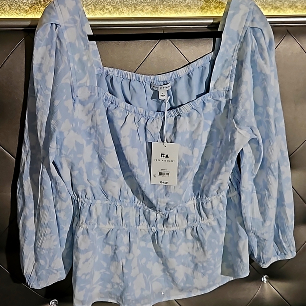 Free assembly summer top xl blue and white